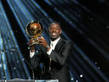 Pemain PSG, Ousmane Dembele, berpose setelah dinobatkan sebagai peraih Ballon d’Or 2025 di Theatre du Chatelet, Paris, Senin (22/9/2025) malam waktu setempat atau Selasa (23/9) dini hari WIB. (AP Photo/Thibault Camus)