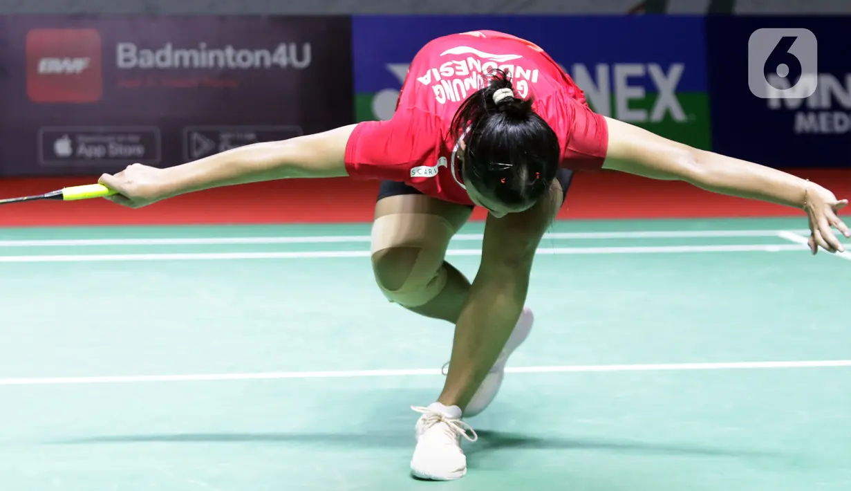 Pebulu tangkis tunggal putri Indonesia Gregoria Mariska Tunjung saat melawan Phittayaporn Chaiwan (Thailand) pada kualifikasi Indonesia Masters 2022 di Istora Senayan, Jakarta, Rabu (8/6/2022). Gregoria Mariska unggul dan melaju ke babak berikutnya. (Liputan6.com/Helmi Fithriansyah)