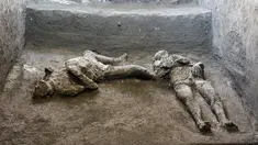 Dua jasad diyakini sebagai orang kaya dan budak prianya yang melarikan diri dari letusan gunung berapi Vesuvius hampir 2.000 tahun lalu, di sebuah vila, pinggiran kota Romawi kuno Pompeii. Penemuan diumumkan otoritas arkeologi Italia pada Sabtu (21/11/2020). (Parco Archeologico di Pompei via AP)