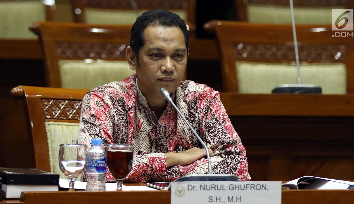 Capim KPK Nurul Ghufron menyampaikan pendapatnya saat mengikuti uji kelayakan dan kepatutan (fit and proper test) dengan Komisi III DPR di Kompleks Parlemen, Jakarta, Rabu (11/9/2019). Ghufron merupakan Dekan Fakultas Hukum Universitas Negeri Jember. (Liputan6.com/JohanTallo)