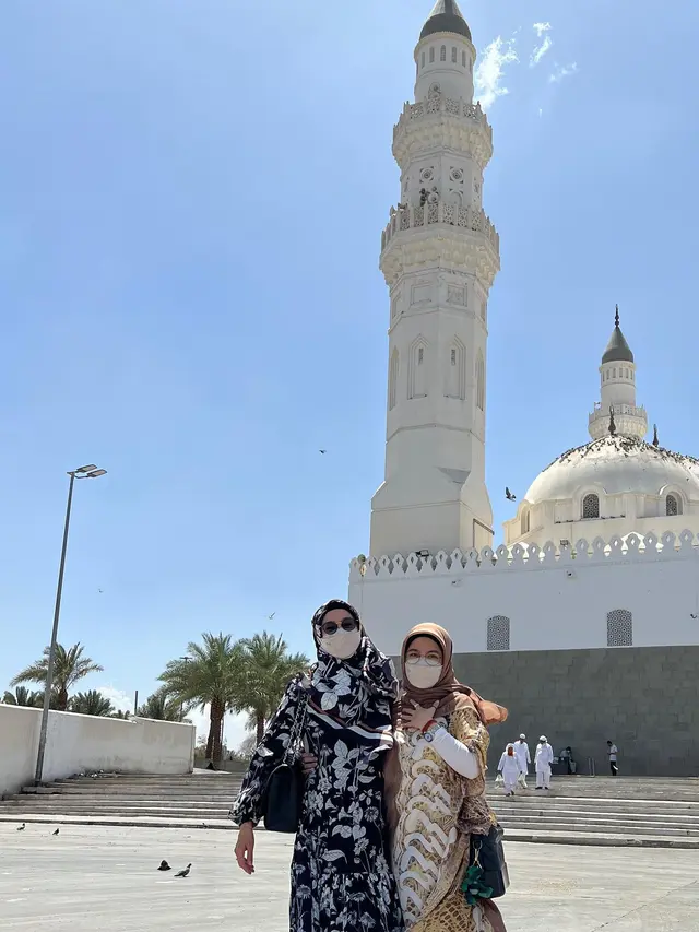 6 Potret Desy Ratnasari Jalani Umrah Bersama Putrinya