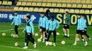 Para pemain Villarreal menghadiri sesi latihan bersama rekan setim di Ciudad Deportiva Villarreal di Vila-Real, Senin (22/11/2021). Villarreal bakal menjamu Manchester United dalam lanjutan Liga Champions, Selasa (23/11) waktu setempat. (JOSE JORDAN / AFP)