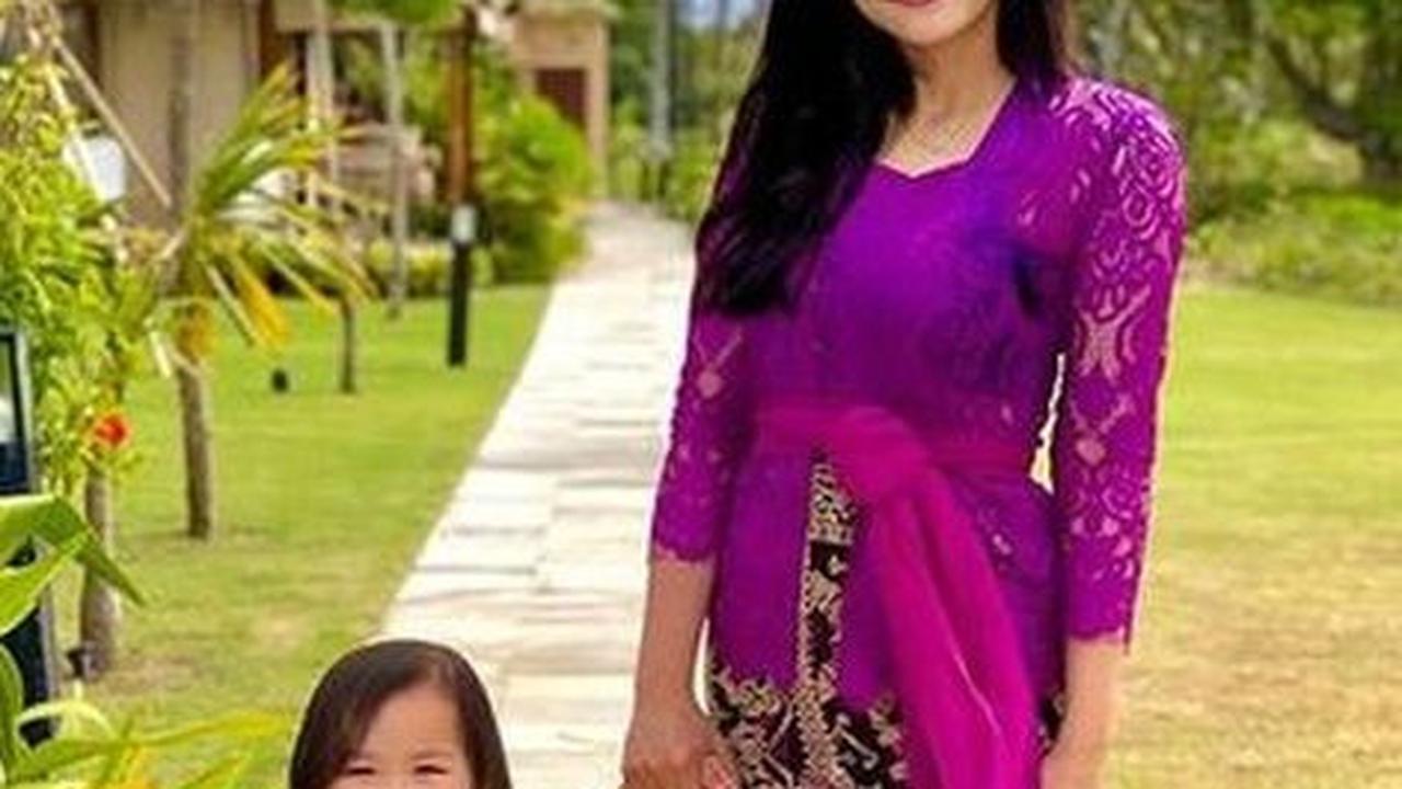 Baju Adat untuk Anak Perempuan