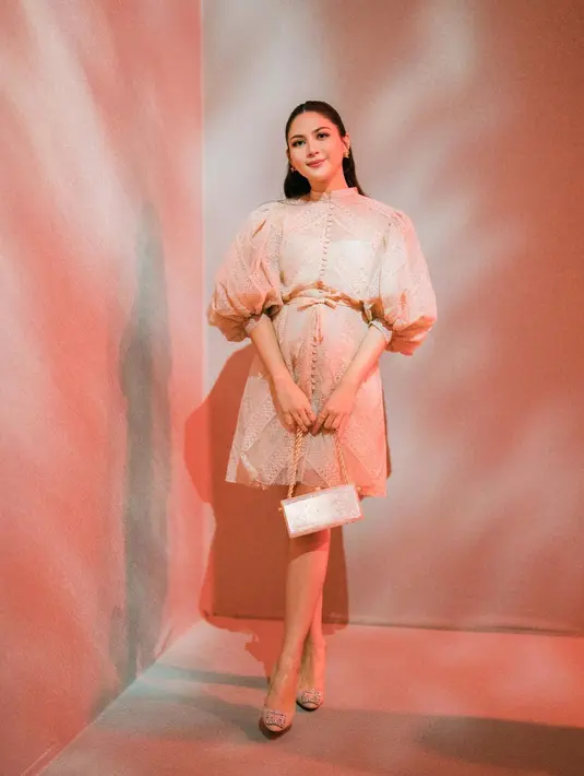 Masih ingat penampilan manis Jessica Mila ketika menghadiri acara fashion show Sapto Djojokartiko ini? Ia mengenakan dress pendek rancangan sang desainer dengan lengan balon yang manis. [Foto: Instagram/jscmila]