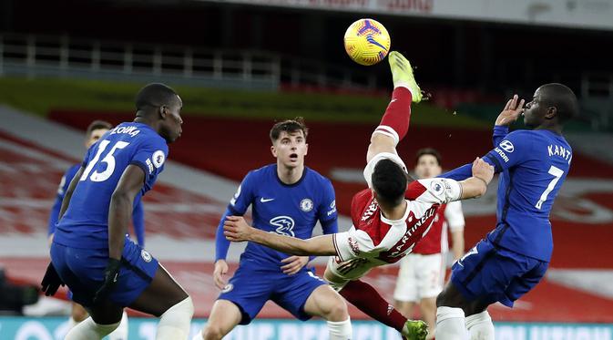Striker Arsenal, Gabriel Martinelli (tengah), melepaskan tendangan salto di antara tiga pemain Chelsea dalam laga lanjutan Liga Inggris 2020/21 pekan ke-15 di Emirates Stadium, London, Sabtu (26/12/2020). Arsenal menang 3-1 atas Chelsea. (AFP/Andrew Boyers/Pool)