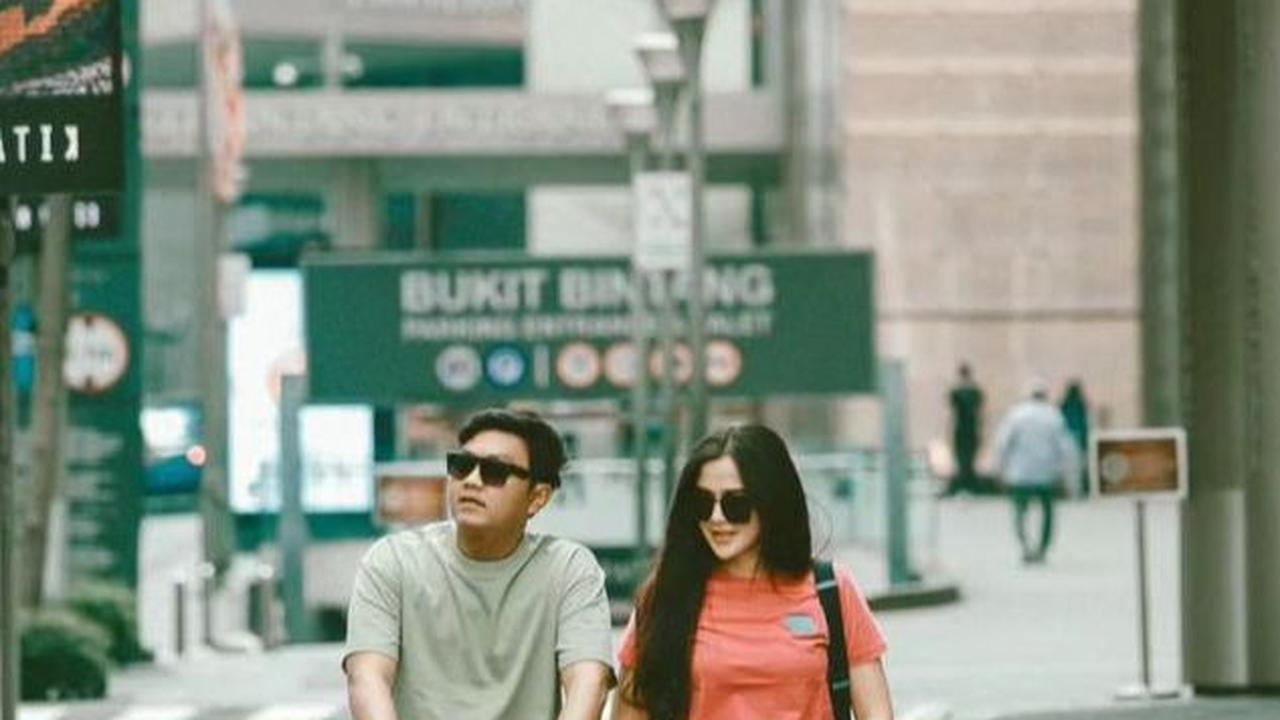 Deni Setiawan, yang dikenal sebagai Denny Caknan, kerap membagikan momen-momen bersama anak dan istrinya di media sosial.<br>