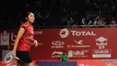Pebulutangkis tunggal putri Indonesia, Lindaweni Fanetri saat berhadapan dengan Soraya De Visch Eijbergen (Belanda) di Total BWF Championships 2015 di Jakarta, Senin (10/8/2015). Lindaweni unggul 21-13 dan 21-15. (Liputan6.com/Helmi Fithriansyah)