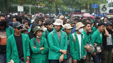 Massa aksi yang terdiri dari mahasiswa, buruh serta pelajar berkumpul di sekitar Tugu Proklamasi, Jakarta, Kamis (8/10/2020). Massa aksi bersiap menggelar unjuk rasa di Istana Negara untuk mengajukan protes atas disahkannya RUU Omnibus Law Cipta Kerja (Ciptaker). (Liputan6.com/Immanuel Antonius)