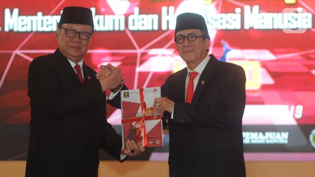 Tjahjo Kumolo Serahkan Jabatan Menkumham kepada Yasonna Laoly