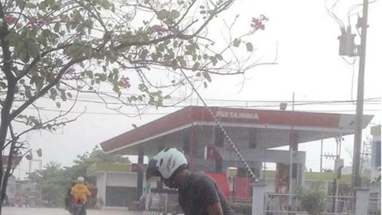 [Bintang] Jualan Tisu Sambil Hujan-hujanan, Cerita Bocah Ini Bikin Sedih