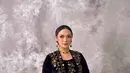 Zaskia tampil cantik mengenakan kebaya suede hitam yang dipadukan dengan batik dan beberapa perhiasan.  @cantikawannadewi.
