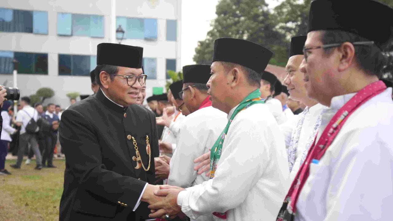 Gubernur Pramono Lantik 1.882 Pejabat Baru di Halaman Balai Kota Jakarta, pada Rabu (19/11/2025).