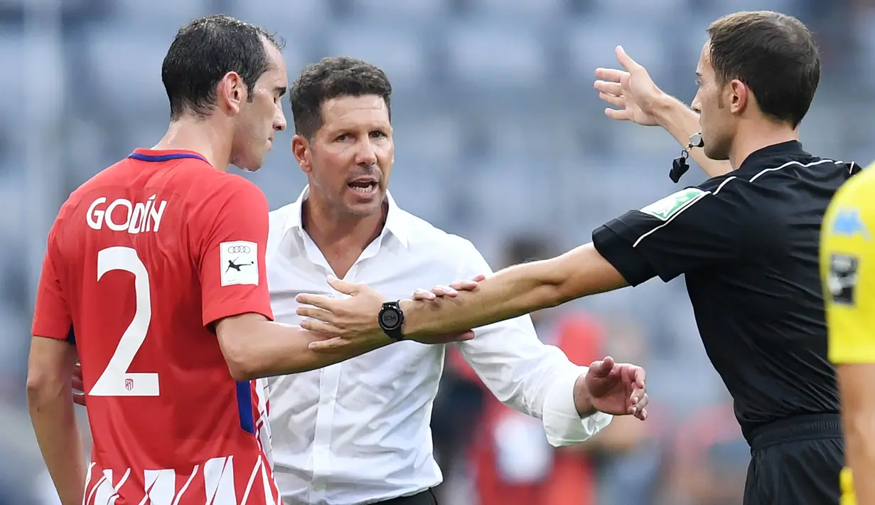 Pelatih Atletico Madrid, Diego Simeone, melakukan protes kepada wasit pada laga turnamen pramusim Audi Cup 2017 di Stadion Allianz, Munchen, Selasa (1/8/2017). Atletico Madrid menang 2-1 atas Napoli. (AFP/Christof Stache)