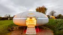 Futuro styled Flying Saucer, Redberth, Inggris berikan pengalaman akomodiasi bertema UFO. Meskipun bukan pesawat yang sesungguhnya, namun tempat ini memberikan suasana seakan sedang menginap di luar angkasa. (airbnb)