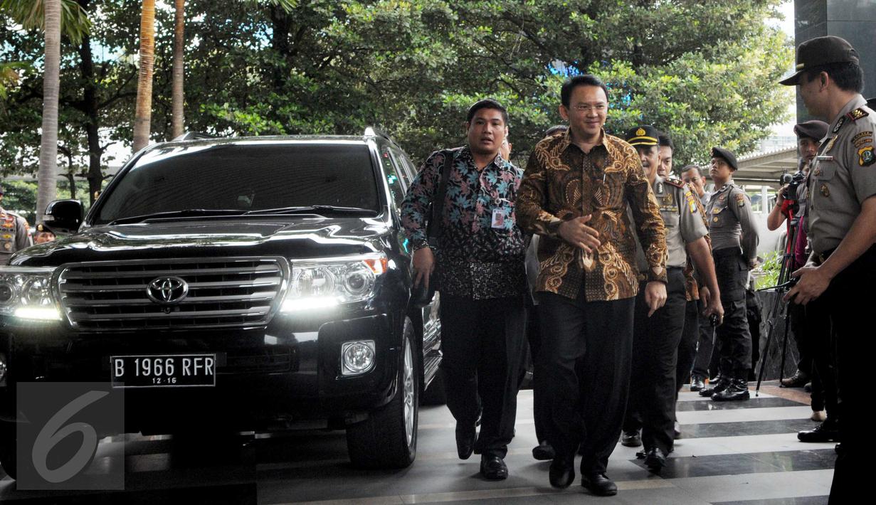 Gubernur DKI Jakarta Basuki 'Ahok' Tjahaja Purnama saat tiba di Gedung KPK, Jakarta, Selasa (12/4). Ahok memenuhi panggilan KPK untuk dimintai keterangan dalam penyelidikan kasus dugaan korupsi pembelian lahan RS Sumber Waras. (Liputan6.com/Helmi Afandi)