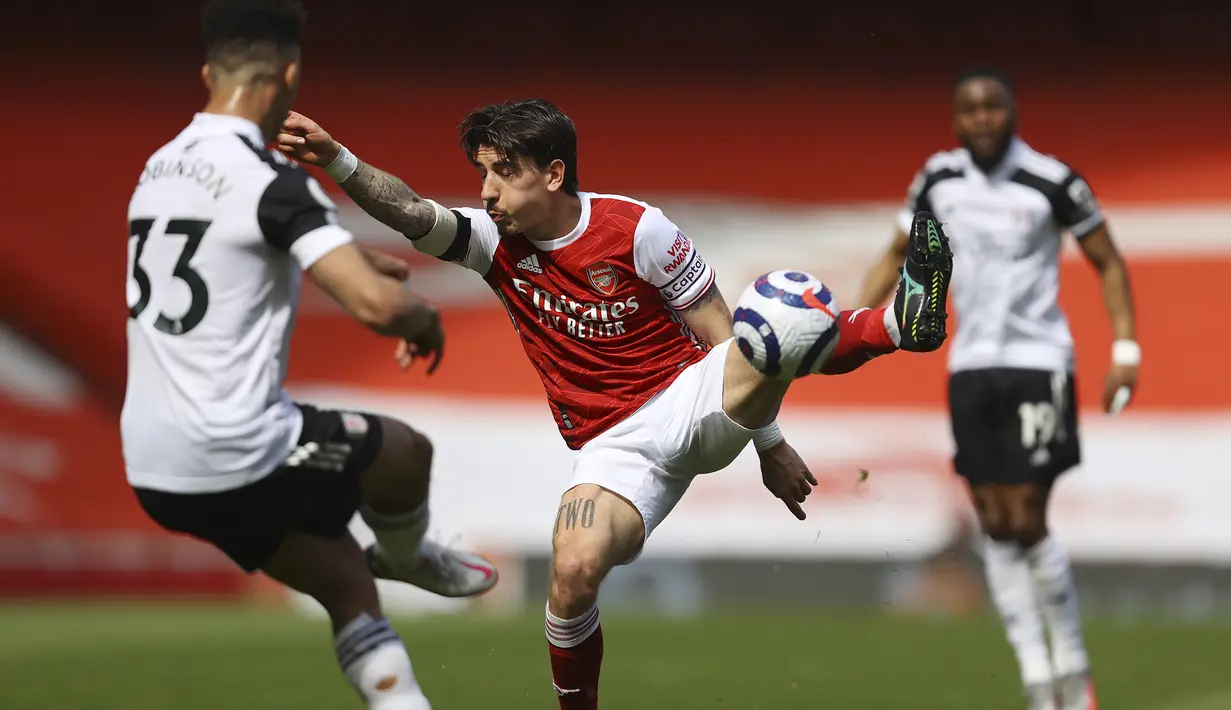 Bek Arsenal, Hector Bellerin (tengah) berebut bola dengan bek Fulham, Antonee Robinson dalam laga lanjutan Liga Inggris 2020/2021 pekan ke-32 di Emirates Stadium, Minggu (18/4/2021). Arsenal bermain imbang 1-1 dengan Fulham. (AP/Julian Finney/Pool)