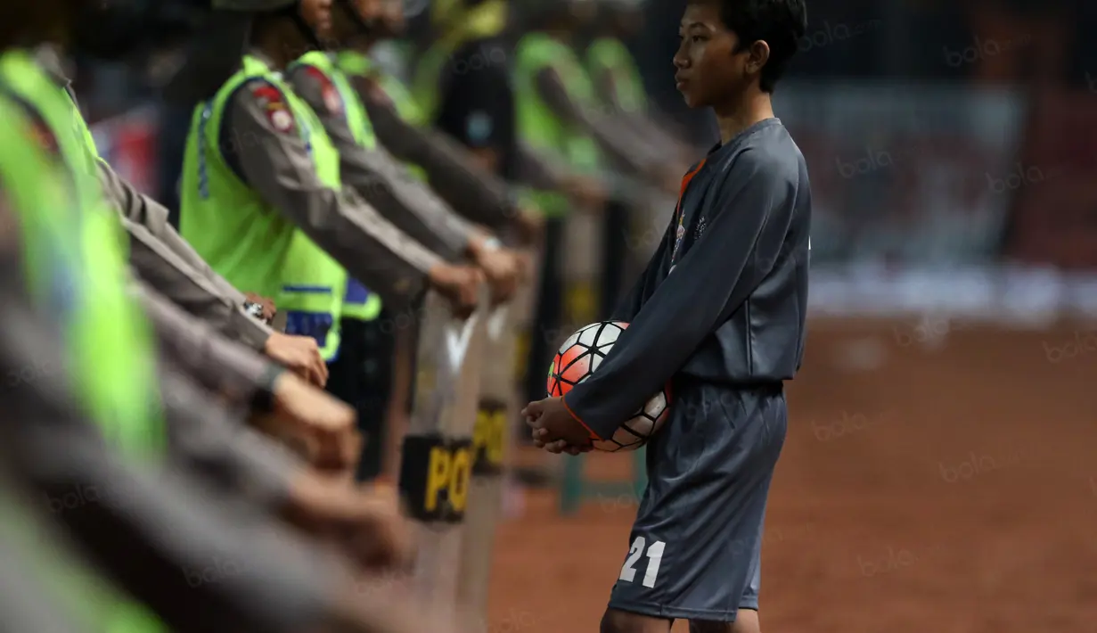 The Jak Mania memamerkan koreografi menyambut HUT Kota Jakarta ke-489 di  Stadion Utama Gelora Bung Karno pada laga Torabika SC 2016 antara Persija Jakarta vs Sriwijaya FC. (24/6/2016).  (Bola.com/Nicklas Hanoatubun)