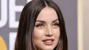 Ana de Armas tiba menghadiri Penghargaan Golden Globe Tahunan ke-80 di The Beverly Hilton di Beverly Hills, California (10/1/2023). Si cantik Kuba berusia 34 tahun tampil dengan gaun hitam bertatahkan berlian tanpa tali yang jatuh ke karpet Ana dari Louis Vuitton. (Amy Sussman/Getty Images/AFP)