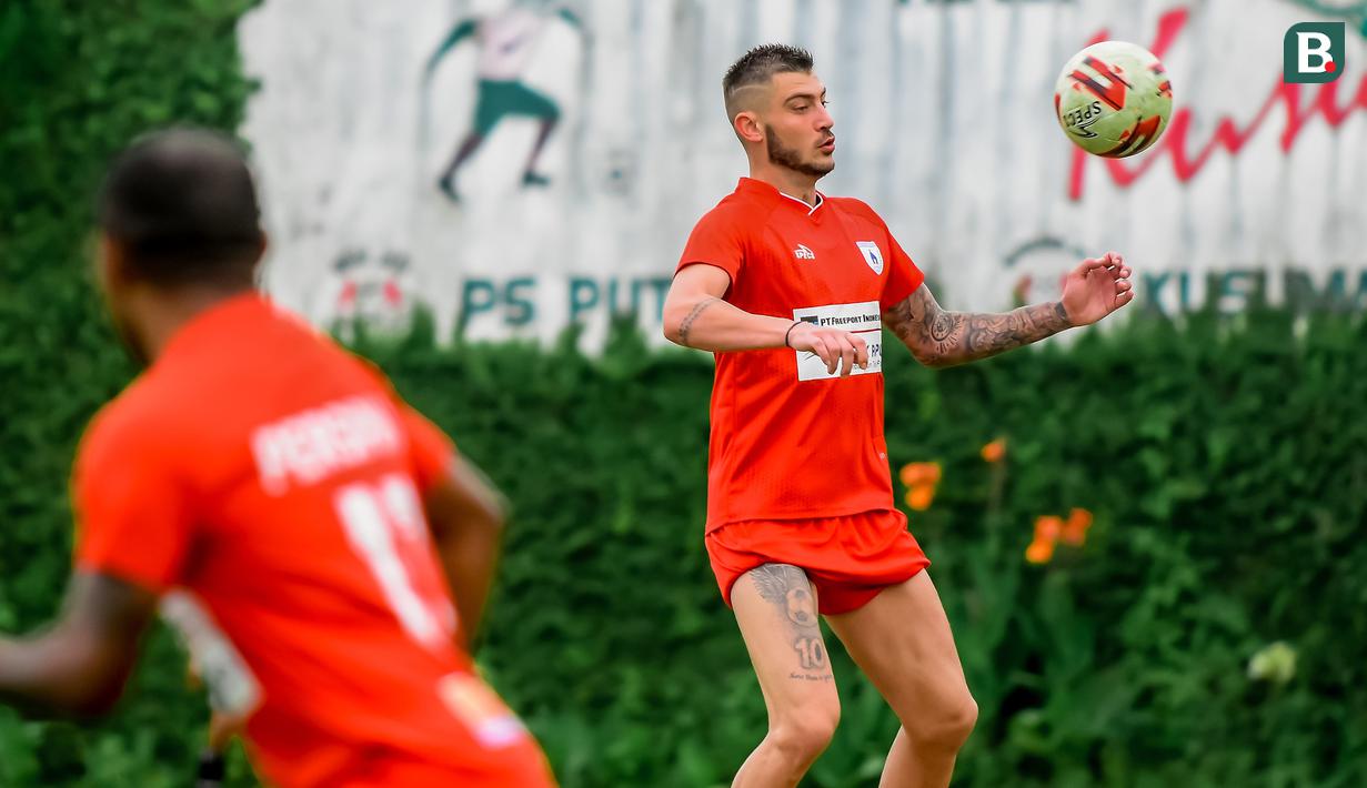 Yevhen Bokhashvili. Striker Persipura Jayapura berpaspor Ukraina berusia 28 tahun ini didatangan dari Pahang FC Malaysia setelah sebelumnya juga pernah membela PS Sleman. Nilai pasarnya masih belum berubah, senilai 325 ribu euro (Rp.5,5 miliar). (Foto: Bola.com/Iwan Setiawan)