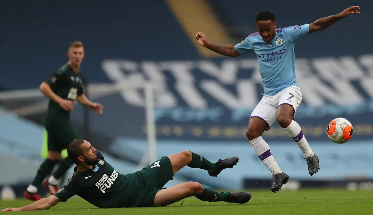 Gelandang Manchester City, Raheem Sterling, berebut bola dengan gelandang Newcastle United, Nabil Bentaleb, pada laga lanjutan Premier League pekan ke-34 di Etihad Stadium, Kamis (9/7/2020) dini hari WIB. Manchester City menang 5-0 atas Newcastle. (AFP/Lee Smith/pool)
