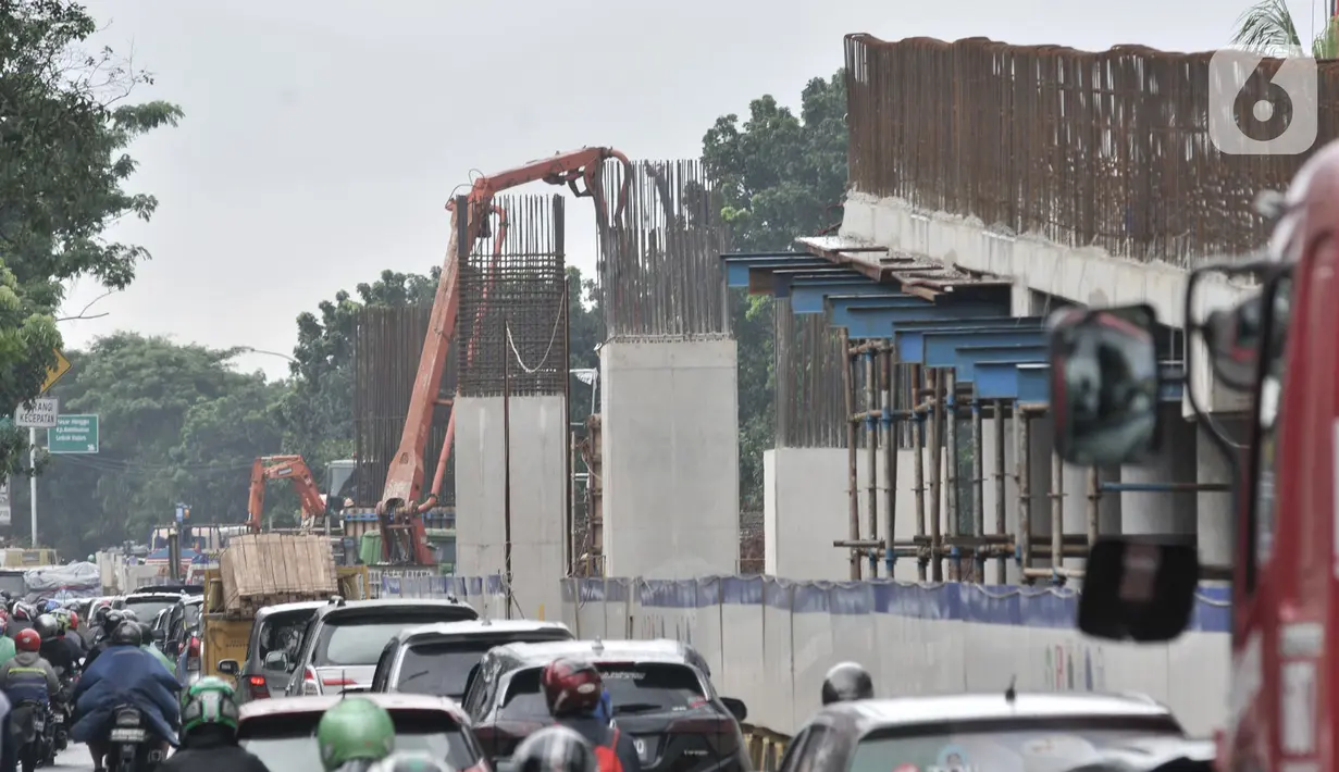 Kendaraan melintasi proyek pembangunan Flyover Lenteng Agung, Jakarta, Rabu (26/2/2020). Proyek jalan layang putar arah tersebut diharapkan mampu mengurai kemacetan akibat perlintasan sebidang di kawasan tersebut. (merdeka.com/Iqbal Nugroho)