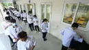 Para pelajar berbaris untuk memasuki ruang ujian di sebuah lokasi ujian di Hanoi, Vietnam, 9 Agustus 2020. Hampir 867.000 pelajar sekolah menengah atas (SMA) di Vietnam mulai menjalani ujian akhir nasional di tengah penerapan langkah-langkah pengendalian COVID-19 yang ketat. (Xinhua/VNA)