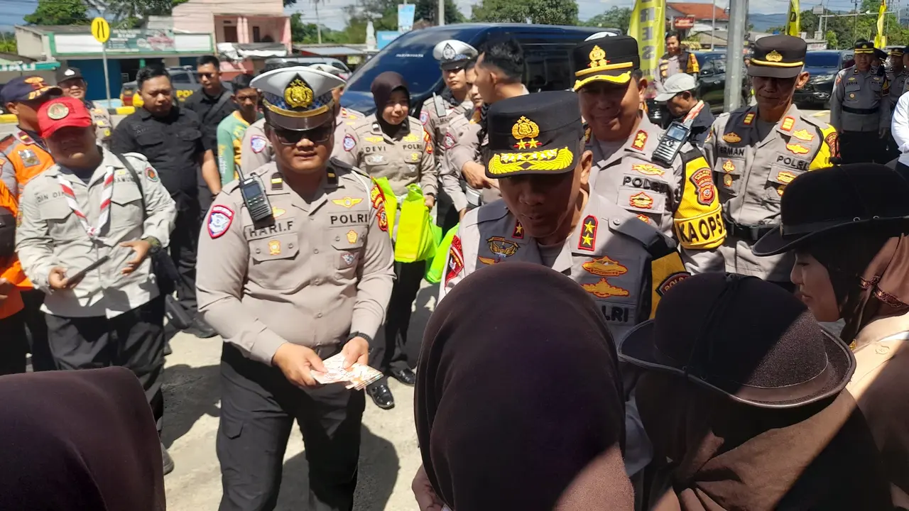 Kapolda Jawa Barat, Irjen Pol Rudi Setiawan saat meninjau kondisi di Exit Tol Bocimi Seksi 2 Parungkuda (Istimewa)
