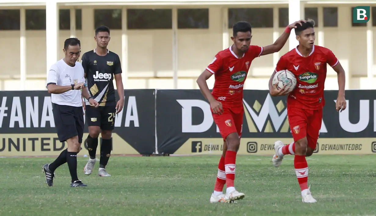 Pemain Badak Lampung, Muhammad Iran Toberru (kanan) berhasil  mencetak gol untuk memperkecil ketertinggalan timnya. (Bola.com/M iqbal Ichsan)