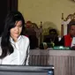 Terdakwa kasus dugaan pembunuhan Wayan Mirna Salihin, Jessica Kumala Wongso bersiap mengikuti sidang lanjutan di PN Jakarta Pusat, Senin (17/10). Sidang beragendakan pembacaan nota replik Jaksa Penuntut Umum. (Liputan6.com/Helmi Fithriansyah)