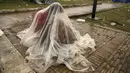 Pengunjuk rasa anti-pemerintah Pakistan berlindung di bawah lembaran plastik saat hujan deras menuntut pengunduran diri Perdana Menteri Nawaz Sharif di Islamabad, (4/9/2014). (REUTERS/Zohra Bensemra)