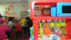 Sejumlah penderita kanker anak bermain di rumah singgah yang disediakan RS Cipto Mangunkusumo (RSCM), Jakarta, Rabu (4/2/2015). (Liputan6.com/Herman Zakharia)