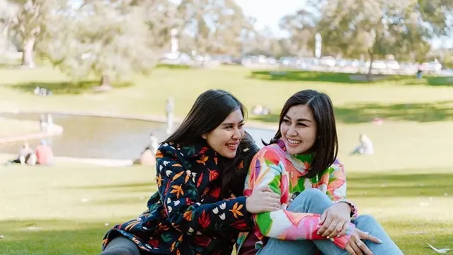 7 Potret Kompak Nisya Ahmad dan Syahnaz, Sibling Goals Banget