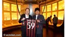 Presiden Bolivia Evo Morales berkunjung ke markas AC Milan dan berfoto dengan Jersey AC Milan bersama Franco Baresi. (Photo/Acmilan.com) 