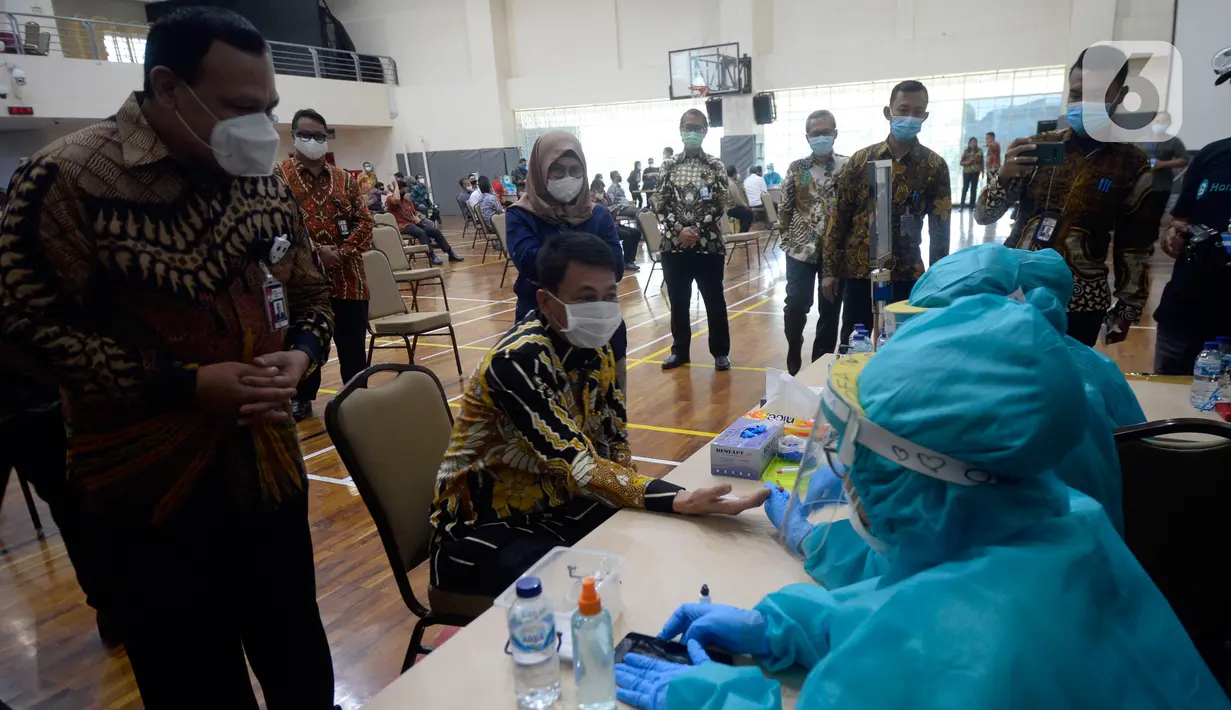 Wakil Ketua KPK, Nawawi Pomolango melakukan tes diagnostik cepat COVID-19 (Rapid Test) di Gedung KPK, Jakarta, Kamis (4/6/2020). Rapid test itu diikuti sekitar 2.000 orang di lingkungan Komisi Pemberantasan Korupsi (KPK) menjelang kenormalan baru atau new normal. (merdeka.com/Dwi Narwoko)