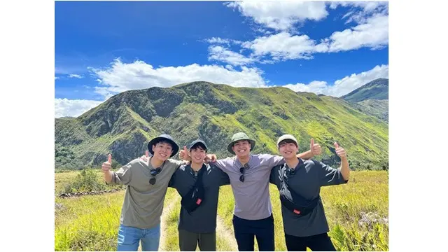 6 Potret Keseruan Jerome Polin Kunjungi Pedalaman Papua Bareng Waseda Boys