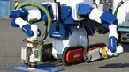 Sebuah unit robot dikendalikan dari jarak jauh untuk menghilangkan serbuk besi akibat ledakan nuklir saat demonstrasi di Chiba, Jepang (16/12). Robot dikembangkan untuk pembangkit nuklir Fukushima yang mengalami krisis sejak Tsunami. (AFP/Toru Yamanaka)