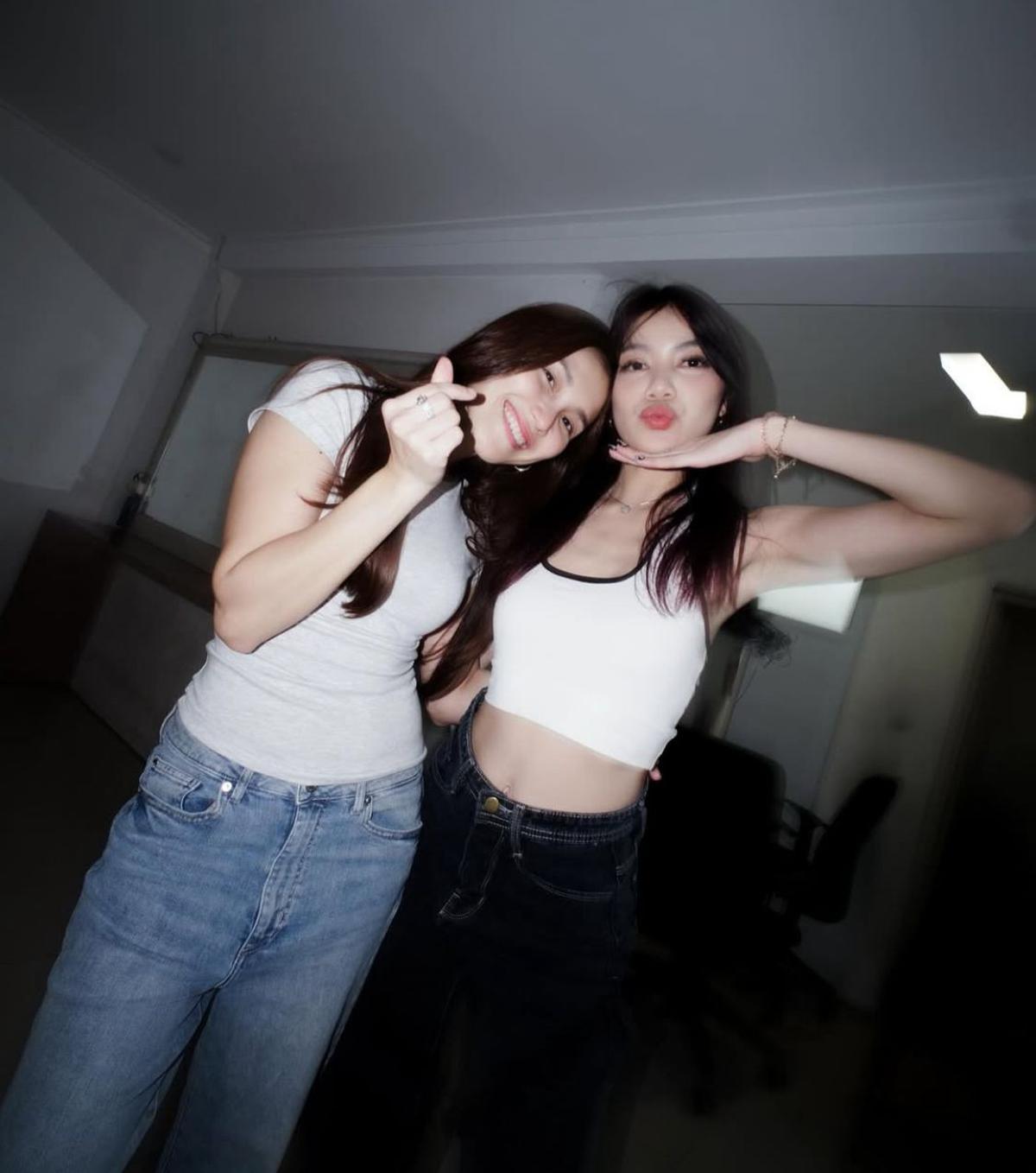 7 Potret Ayu Ting Ting dan Regina Phoenix Pamer Kedekatan, Netizen Soroti Kemiripan dengan Duo BLACKPINK