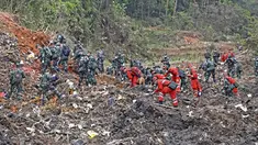 Petugas penyelamat mencari kotak hitam di lokasi kecelakaan pesawat di daerah Tengxian, Daerah Otonomi Guangxi Zhuang, China barat daya (22/3/2022). Pesawat Boeing 737-800 milik China Eastern Airlines yang mengangkut 132 orang jatuh di pegunungan Guangx pada 21 Maret 2022. (Zhou Hua/Xinhua via AP)