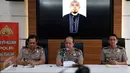 Kadiv Humas Polri Irjen Boy Rafli Amar (tengah) menggelar konferensi pers terkait bom Bandung, di Jakarta, Selasa (28/2). Boy Rafli Amar mengatakan, pelaku teror bom di Bandung diketahui pernah tergabung dalam kelompok perampok. (Liputan6.com/Johan Tallo)