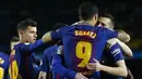 Para pemain Barcelona merayakan gol yang dicetak oleh Luis Suarez ke gawang Valencia pada laga leg pertama semifinal Copa Del Rey di Stadion Camp Nou, Jumat (2/2/2018). Barcelona menang 1-0 atas Valencia. (AP/Manu Fernandez)