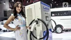 Sales promotion girl (SPG) berpose dekat alat pengisi daya mobil listrik dipamerkan pada Indonesia International Motor Show (IIMS) 2023 di Jiexpo Kemayoran, Jakarta, Kamis (16/2/2023). Selain mobil keluaran terbaru, pesona SPG cantik menjadi sorotan pengunjung sekaligus pemanis dalam pameran IIMS 2023. (merdeka.com/Iqbal S. Nugroho)