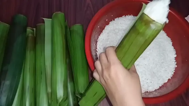 Tanpa Bahan Tambahan, Ini Cara Masak Lontong Daun Pisang Agar Awet dan Pulen