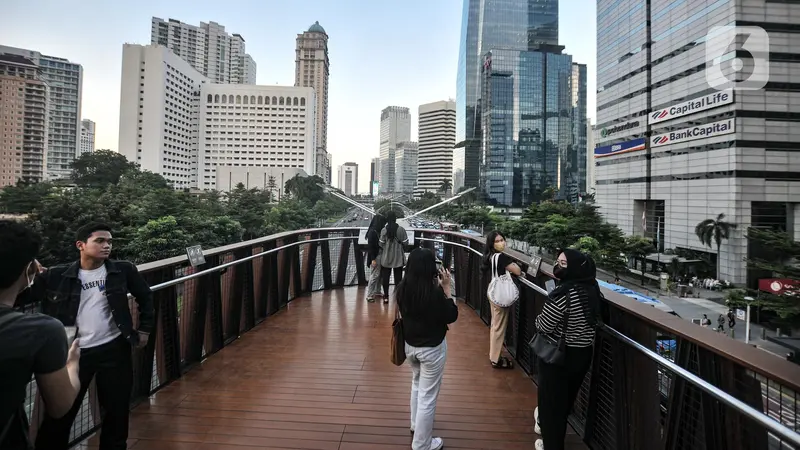 FOTO: Sensasi Baru Ngabuburit di JPO Pinisi