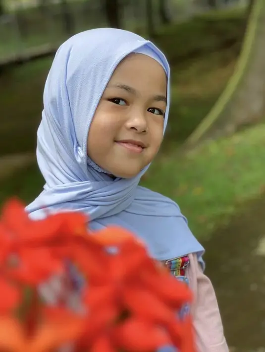 Agar tampilannya terlihat ceria, pilihan warna baju dan hijab jadi penentu gaya yang sempurna. [Foto: Instagram/ AleenaHutapeaaufar]