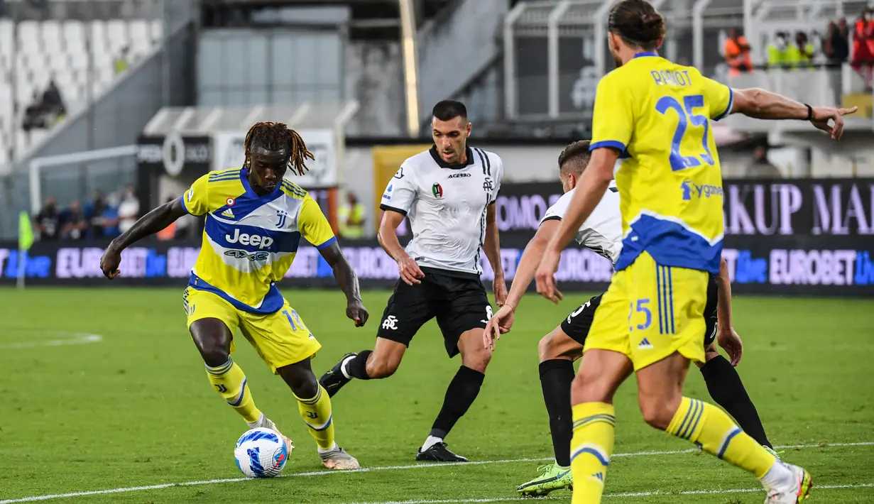 Pemain depan Juventus, Moise Kean bersiap untuk menembak dan mencetak gol ke gawang Spezia pada pekan kelima Serie A Liga Italia di Stadio Alberto Picco, Kamis (23/9/2021) dini hari WIB. Juventus susah payah menang 3-2 di kandang Spezia.  (ANDREAS SOLARO / AFP)