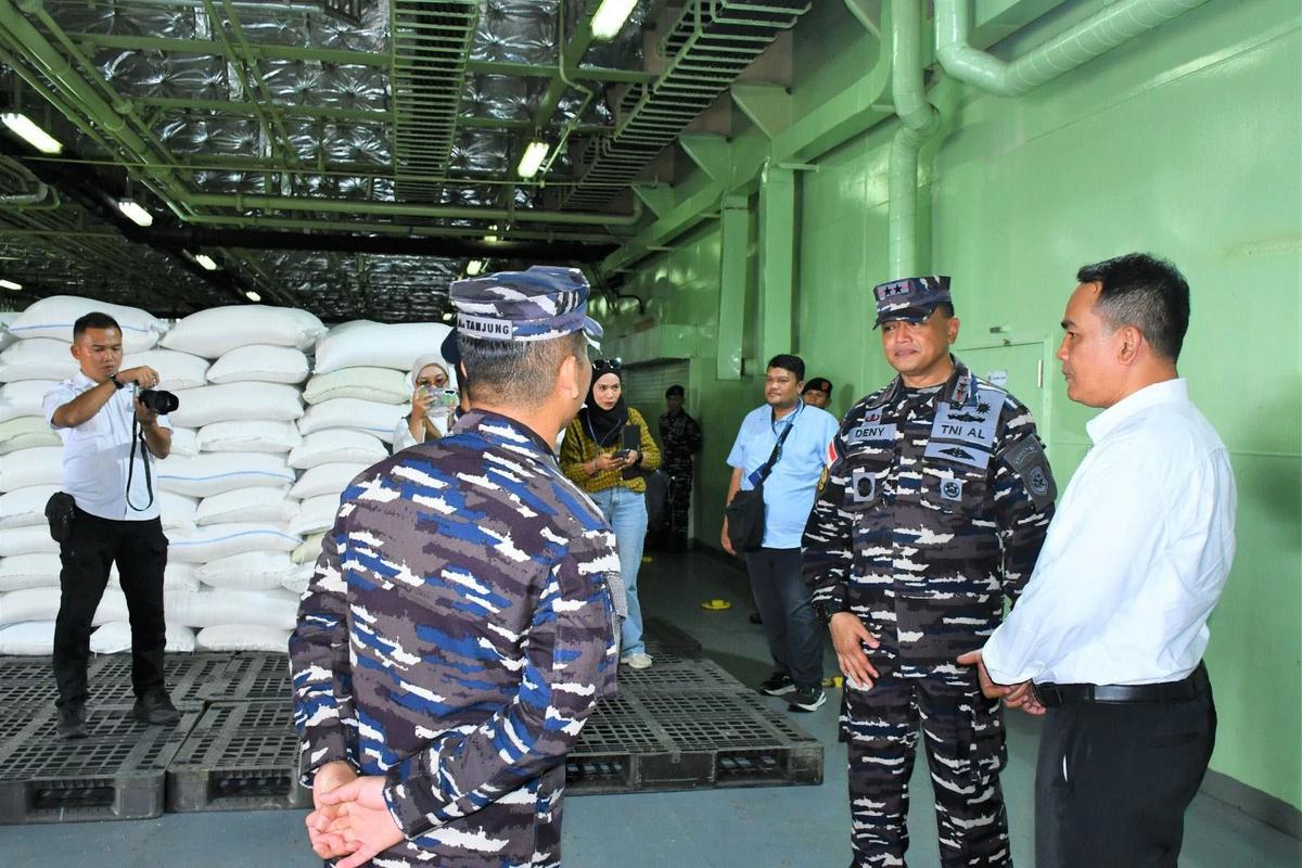 FOTO:  TNI AL Kirim Bantuan Beras ke Nias Melalui Jalur Laut