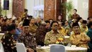 Ketua MPR RI Zulkifli Hasan didampingi Ketua DPD Oesman Sapta Odang dan Ketua DKPP Jimly Asshiddiqie menghadiri pembukaan acara Konferensi Etika Kehidupan Berbangsa di Gedung Nusantara IV, Jakarta, Rabu (31/5). (Liputan6.com/JohanTallo) 