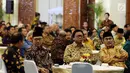Ketua MPR RI Zulkifli Hasan didampingi Ketua DPD Oesman Sapta Odang dan Ketua DKPP Jimly Asshiddiqie menghadiri pembukaan acara Konferensi Etika Kehidupan Berbangsa di Gedung Nusantara IV, Jakarta, Rabu (31/5). (Liputan6.com/JohanTallo) 