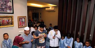 Rumah keluaga Olga Syahputra dikawasan Duren Sawit dipadati orang yang menghadiri tahlilan 40 Hari Olga Syahputra, Rabu (6/8)