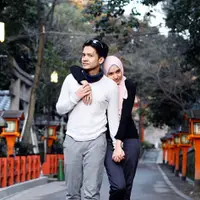 Kemesraan pasangan ini tidak hanya di Tanah Air. Begitu juga saat sedang di Jepang. "Ini cocok nya jadi foto majalah apaya, trubus kaliya 🤣, nurut ajadeh 📷kemauan istri 😍," tulis Dimas Seto sebagai keterangan foto. (Instagram/dimasseto_1)